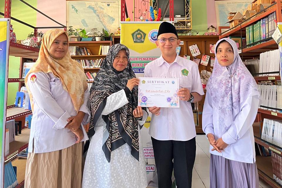 Pemberian sertifikat kepada narasumber