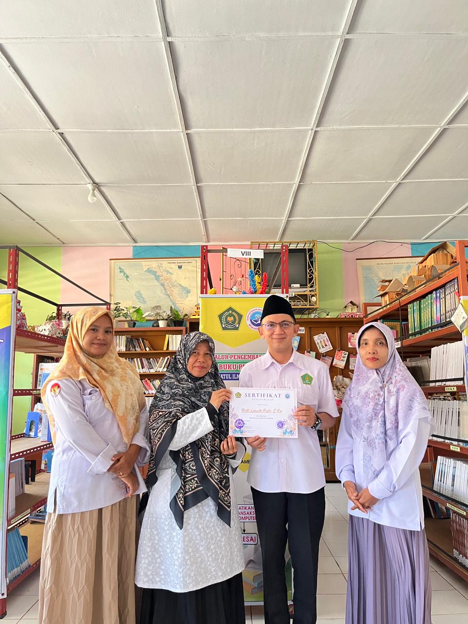 Pemberian sertifikat kepada Narasumber